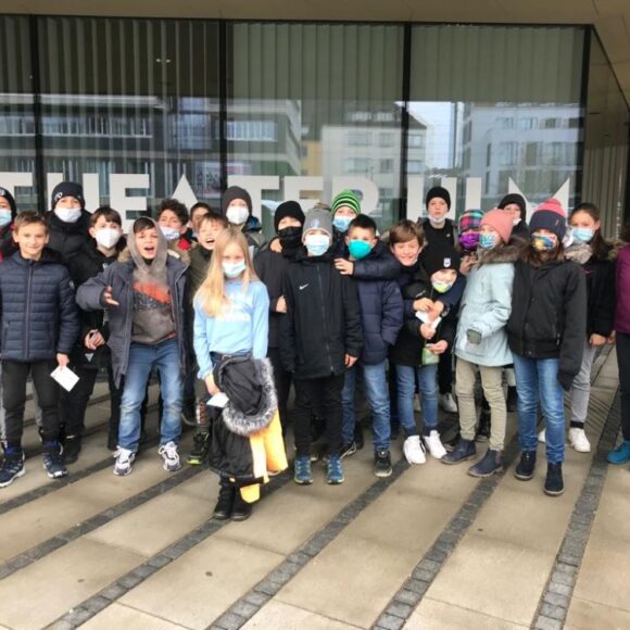 Theaterbesuch_Kl.5_1_klein Theaterbesuch der 5. und 6. Klassen