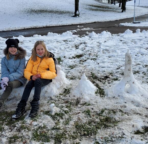 LandArt_Kl.5a_3_klein Schneeskulpturen Kl. 5a