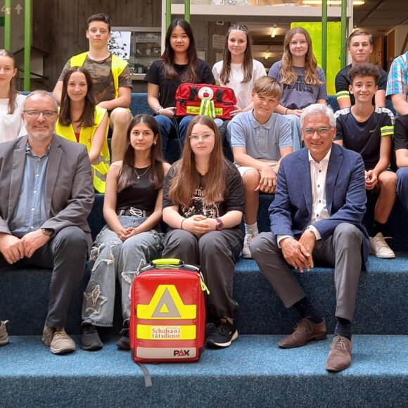 Oberbürgermeister Gunter Czisch besucht die Schulsanitäter der AER
