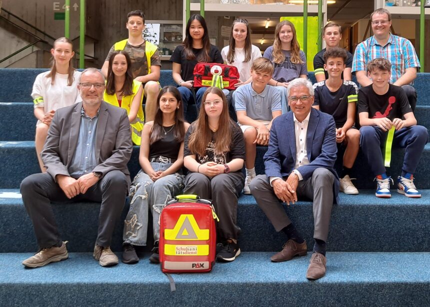 2 Oberbürgermeister Gunter Czisch besucht die Schulsanitäter der AER